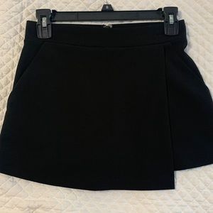 Black Mini skirt from Forever 21. Short/shirt with pockets on the side